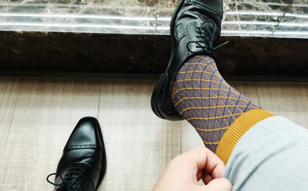 今天丝袜颜色有点晃眼睛👀