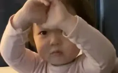 萌娃表情包：床上等你～