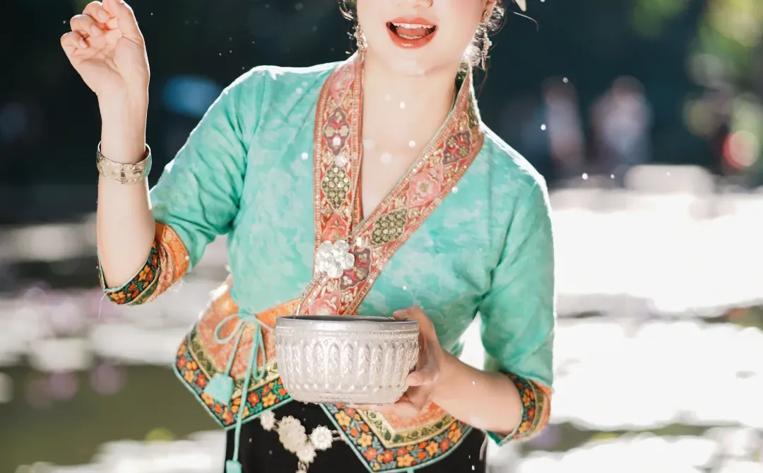 带老妈拍傣族写真！100多花得血赚💸