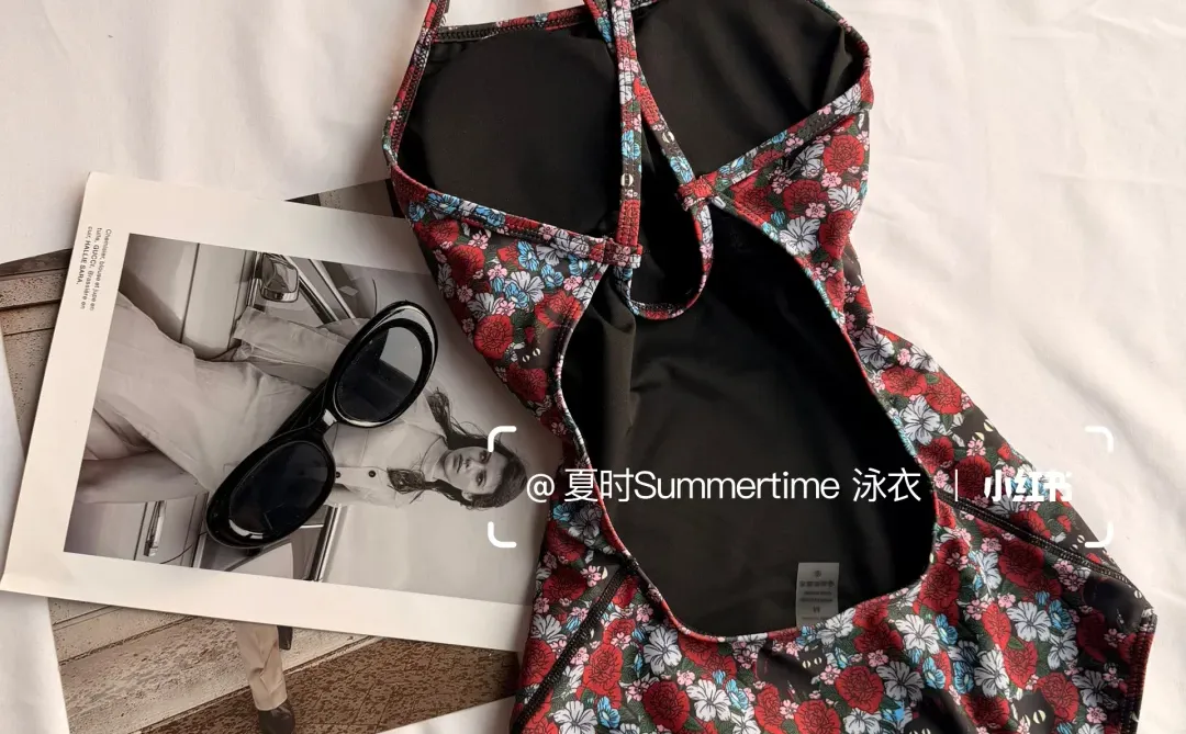 啊啊啊❗️❗️❗️谁懂这件复古碎花泳衣的含金量