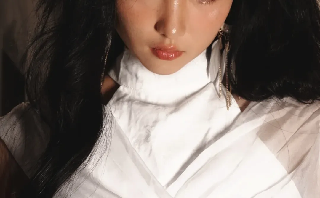 在家置景拍希腊风神女