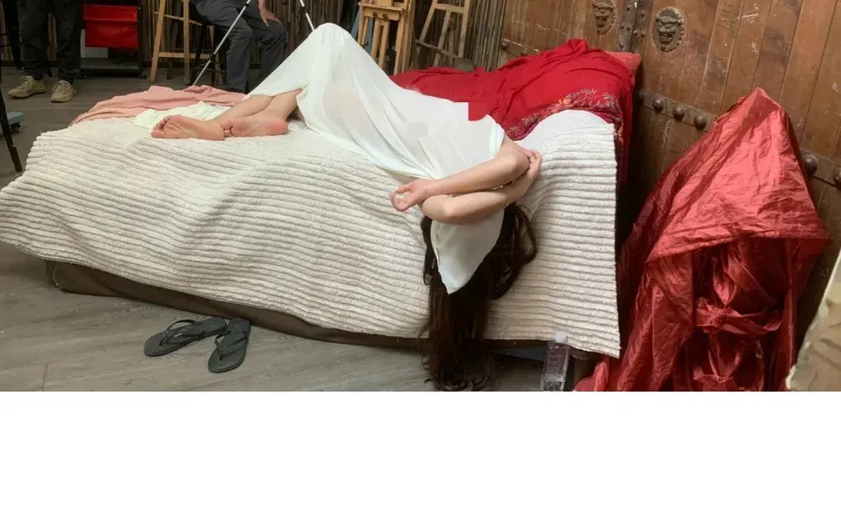 人体画室里女人体模特休息时和工作时的情景