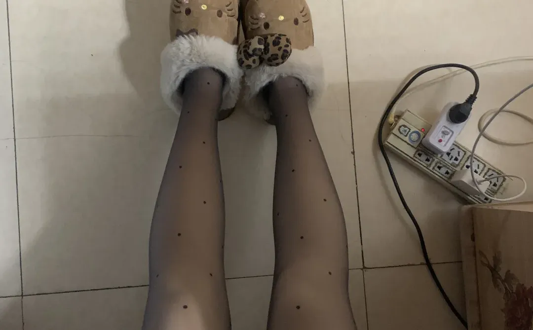 都去买这个加绒的波点黑丝