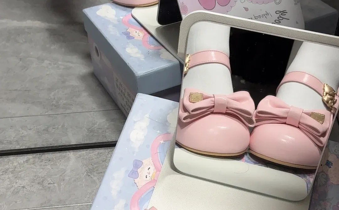 白丝配粉鞋就是坠萌的！