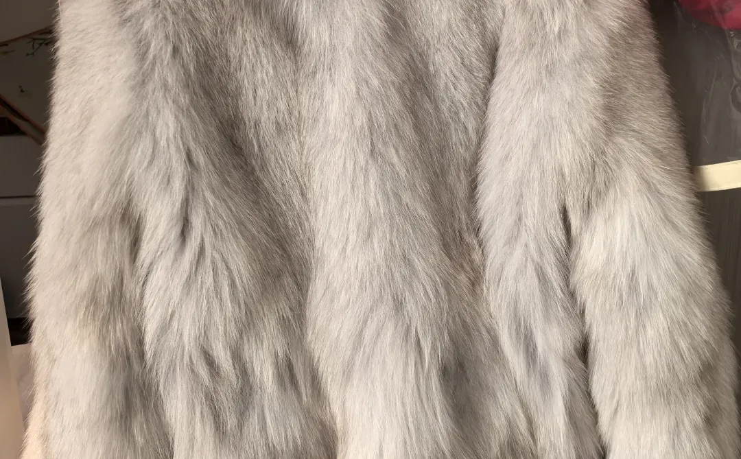 各位美少女们，请问这件蓝狐本白可以留么？