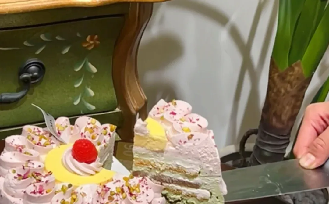 如果一个90斤美少女一次吃了10个蛋糕🎂那么