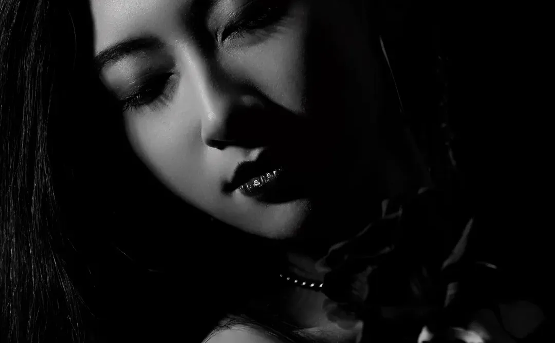 黑夜里的红色心事，她是程序员，也是自己