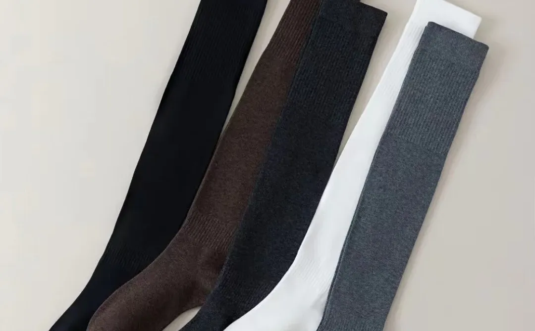 这么穿真的好看！过膝袜搭配裙子