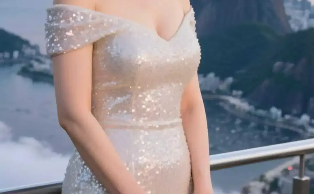 成熟韵味舒展，48岁阿姨裹着温柔底气