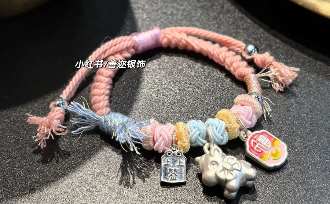 给女儿新买的绳编手链真的好喜欢～