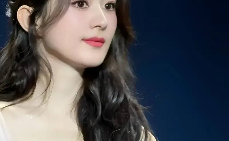 颖宝回眸一笑真是太清丽脱俗了