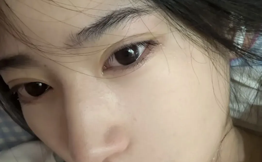 哭着哭着发现自己素颜好漂亮哈哈