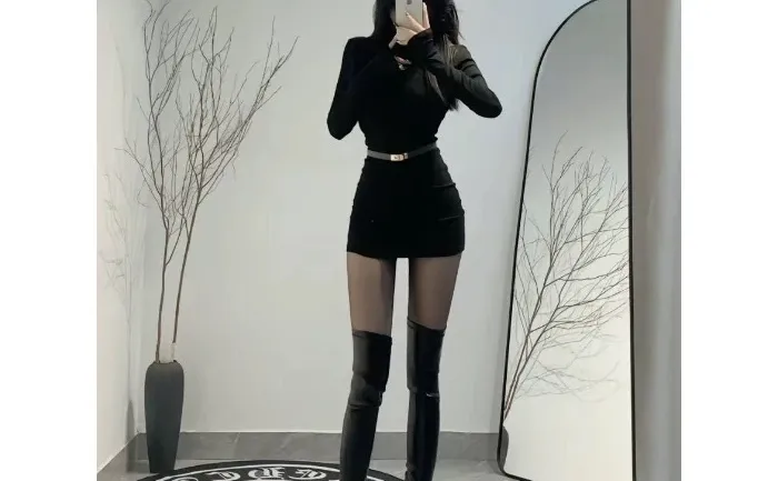 半高领针织包臀连衣裙秋冬女辣妹修身纯欲短