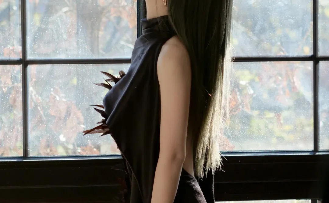 谭松韵 黑丝抹胸裙曲线太撩人