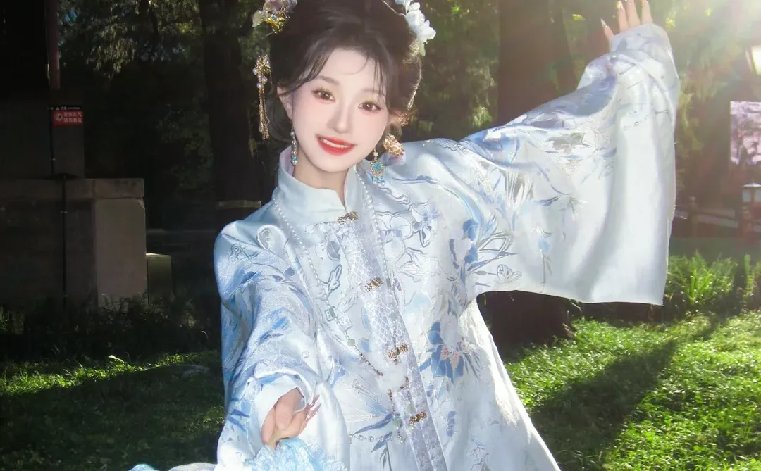 一发就被问爆！淡蓝色汉服意外的出片