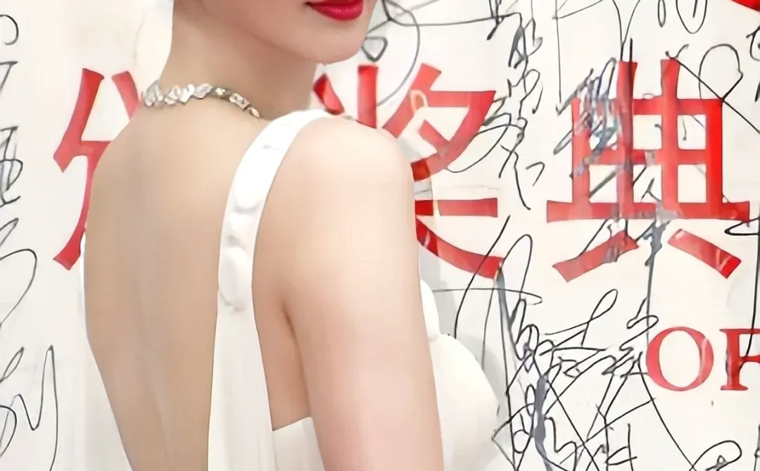 姐姐的腰还是蛮细的