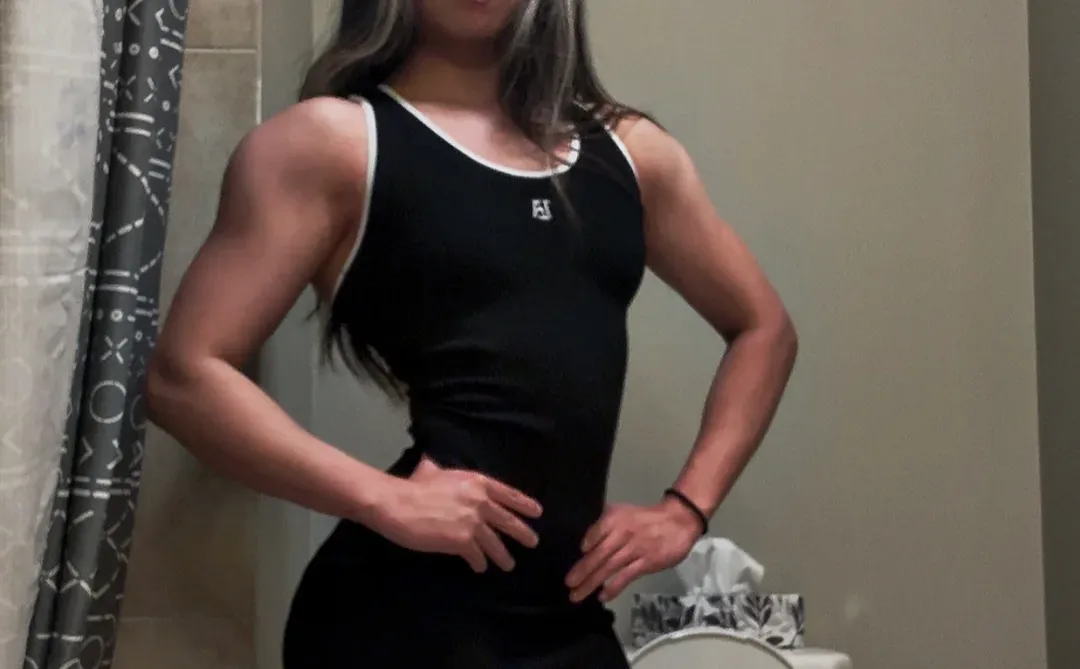 谁说肌肉女穿不了裙子