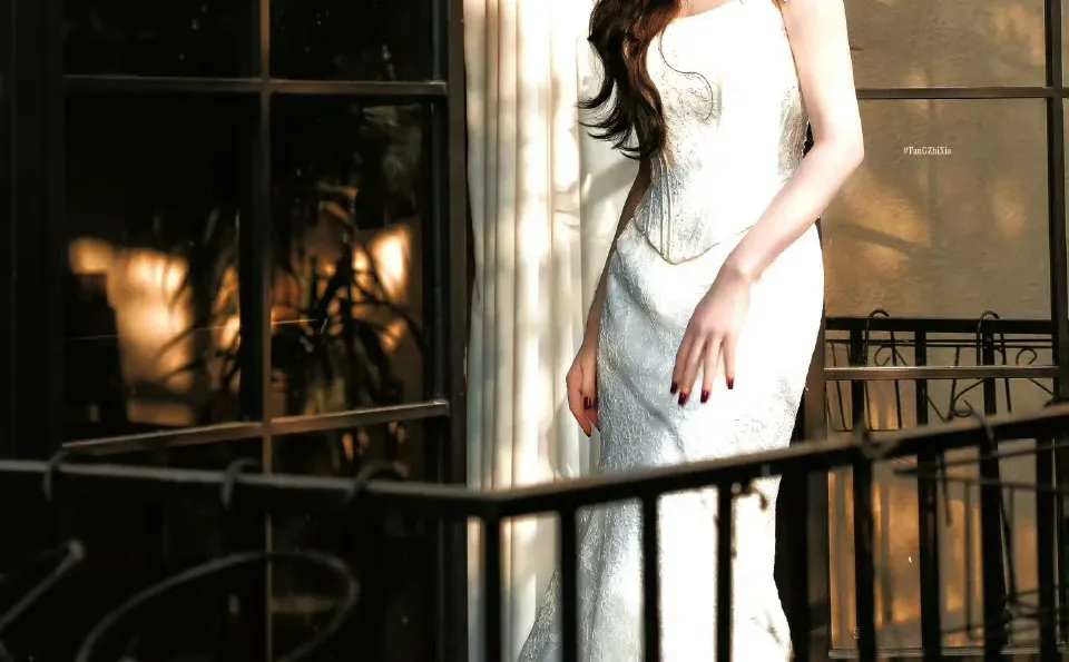 白鹿今日造型，红色珠宝配白纱美的很惊艳❗