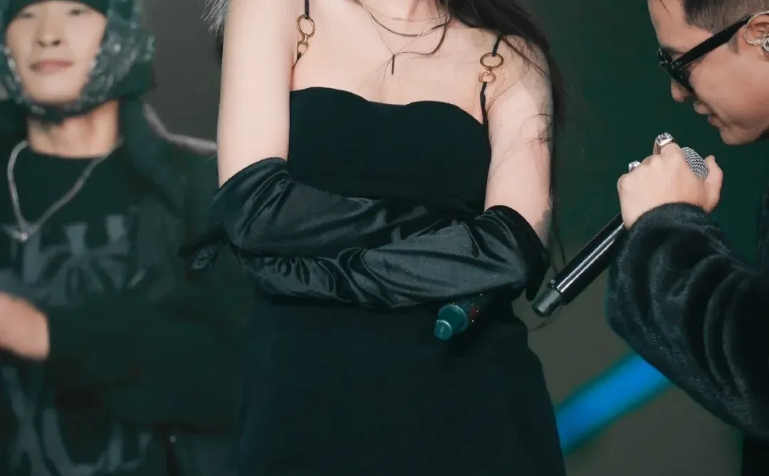 金属环肩带太戳我✨这礼裙成女明星年末标配