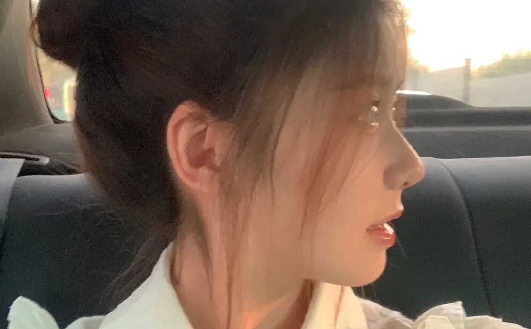 俏皮大小姐的流畅下巴 我爱了～