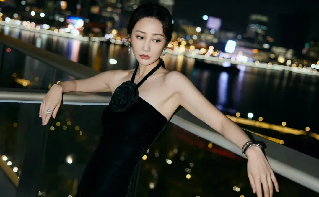 李纯 挂脖黑玫瑰 曲线太撩人