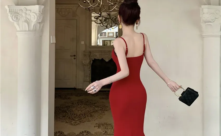 甜辣感炸场！红色长裙美到开挂✨
