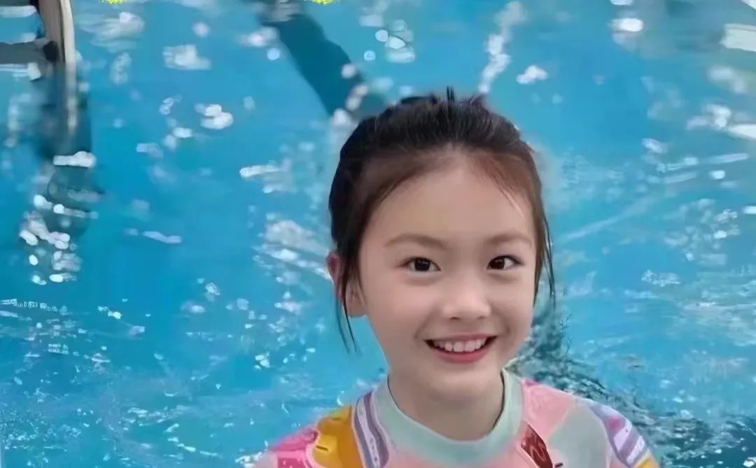 练游泳的女孩子太美了～🥰