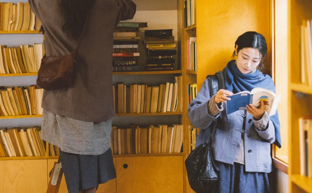 一身书卷气📕复古文艺女作家