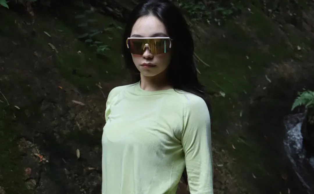 森林里的女孩，她很酷！📸