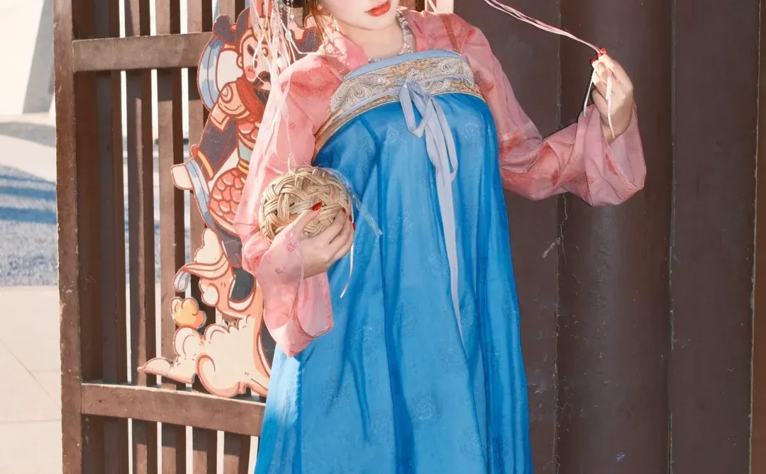 “昭昭云端月 ，此意寄昭昭”小唐风好明艳