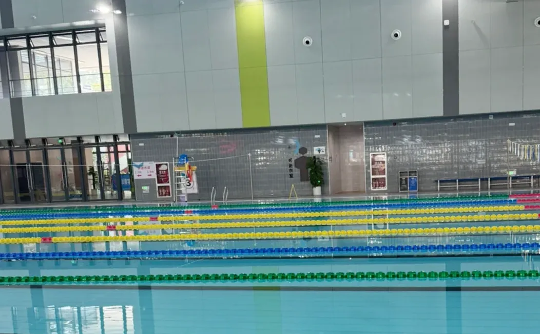 是谁说游起来就不冷的？！！