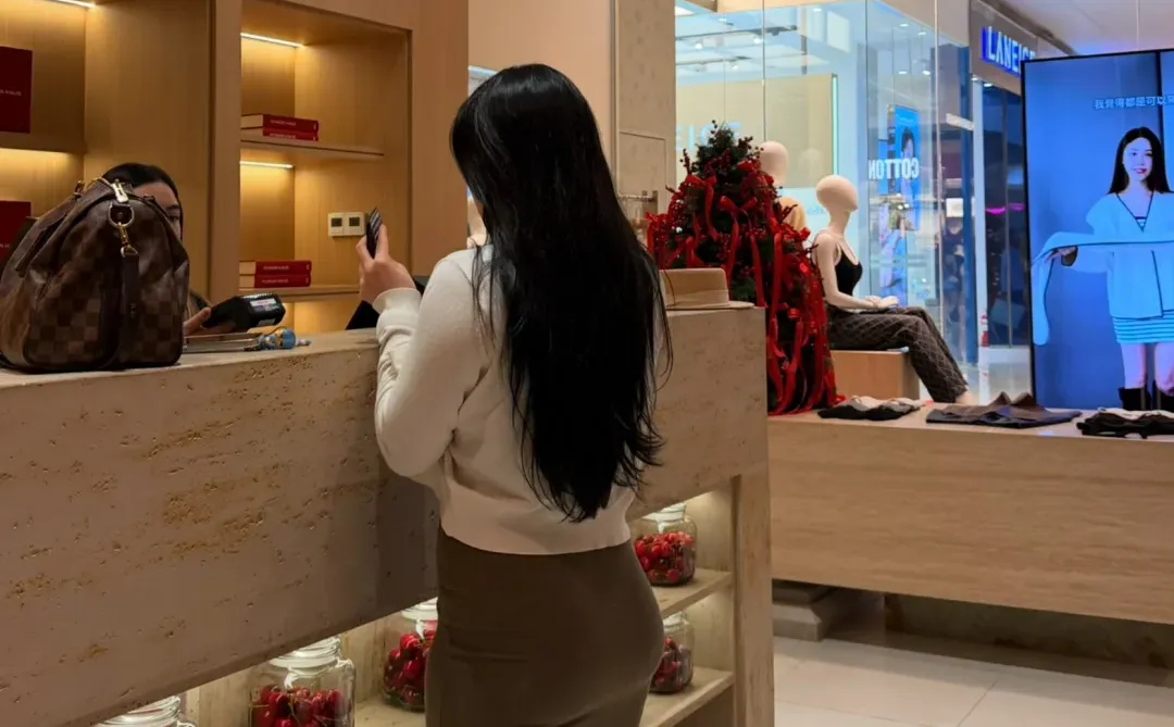 真正拿捏撸铁女孩的不是花，是一条SKIMS長裙