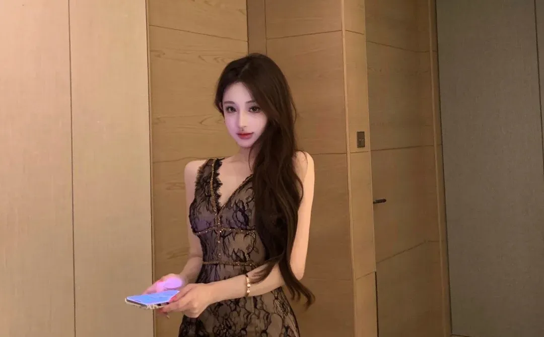 今晚的包臀裙温柔又迷人～