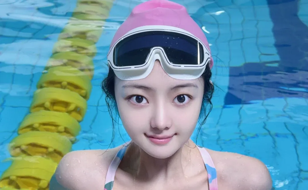 蛙泳女孩在水里真的很美！