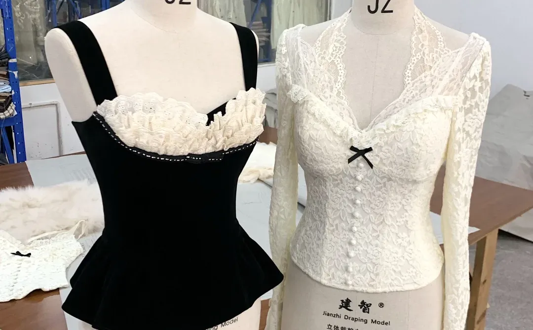 黑色胸衣果然显瘦！！胸前蕾丝像白玫瑰一样