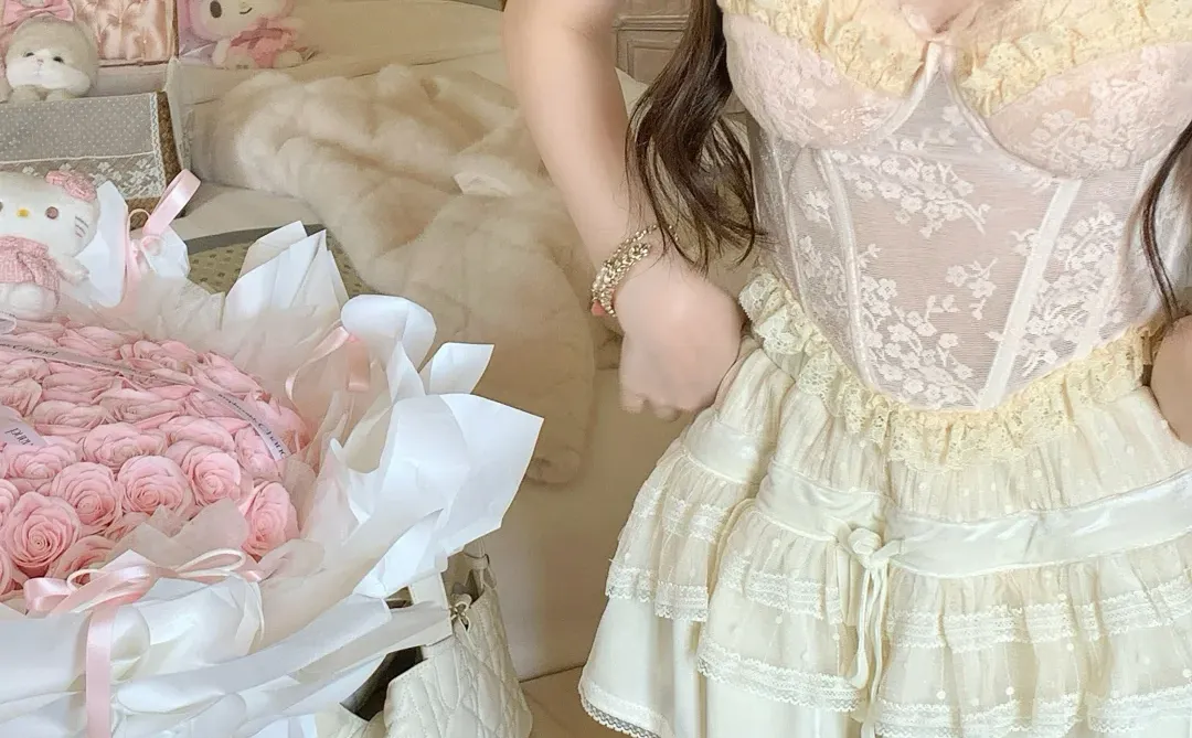 啊啊啊好喜欢这件鱼骨胸衣！生成色好公主🐰~