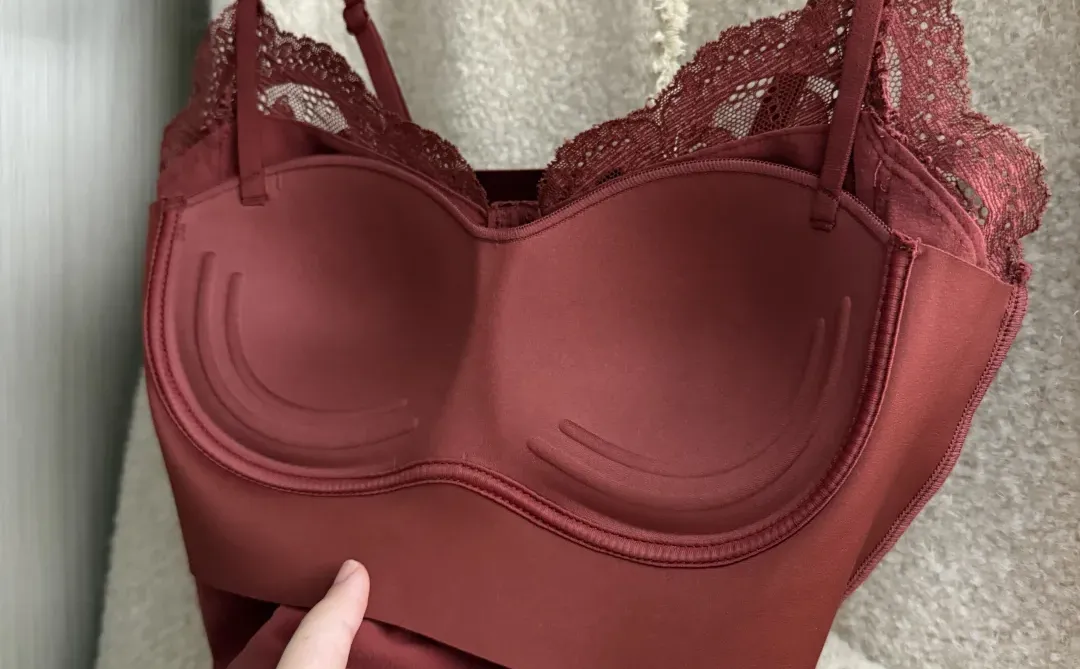 大胆驾驭一下山楂红蕾丝吊带！