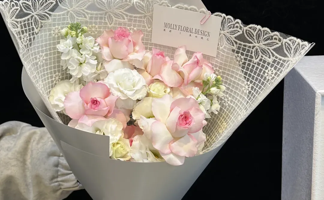 像不像戴着蕾丝头巾的小女孩？