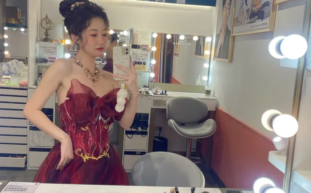 根据正片修好时间来看 只能作为生日照了