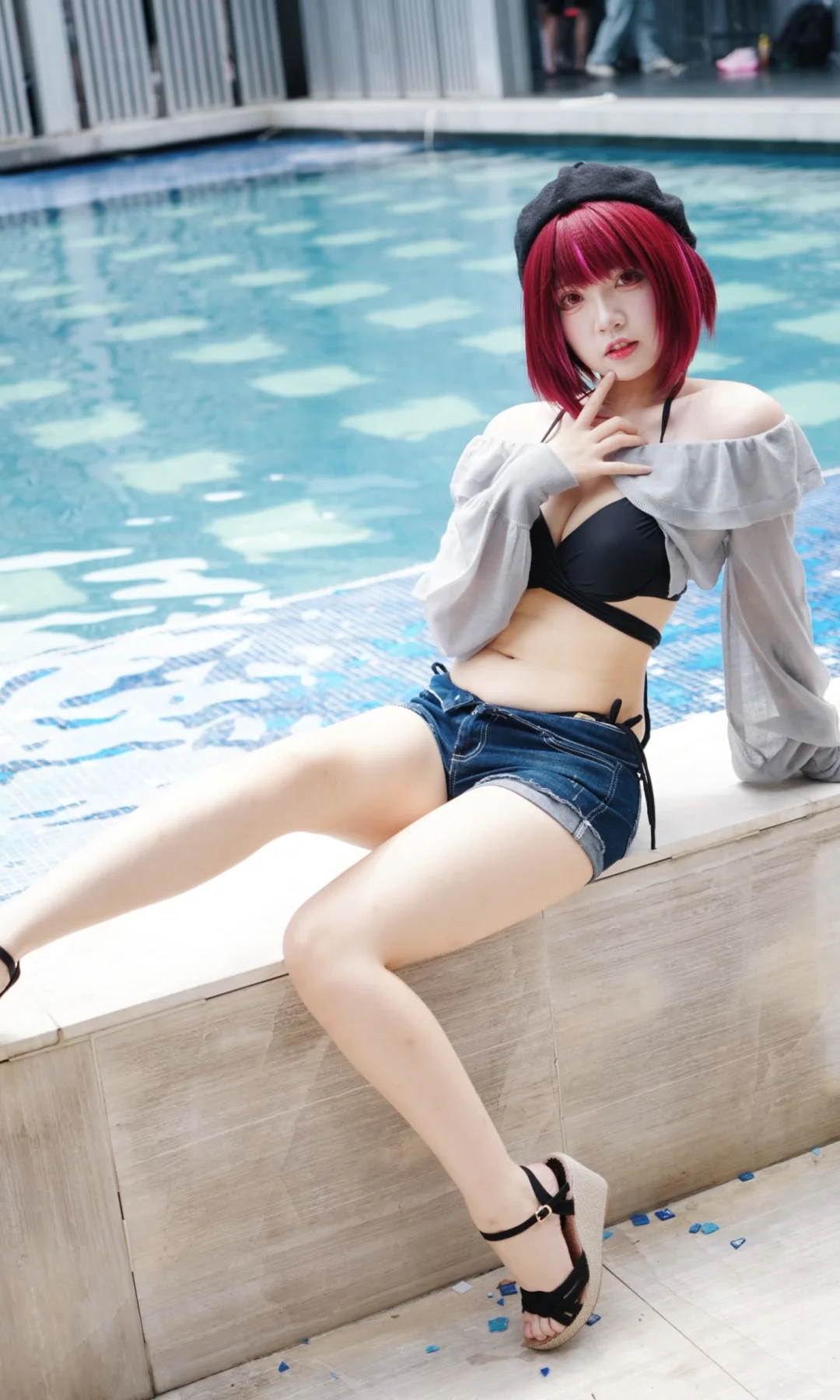 是泳装拍摄中的kana酱✨