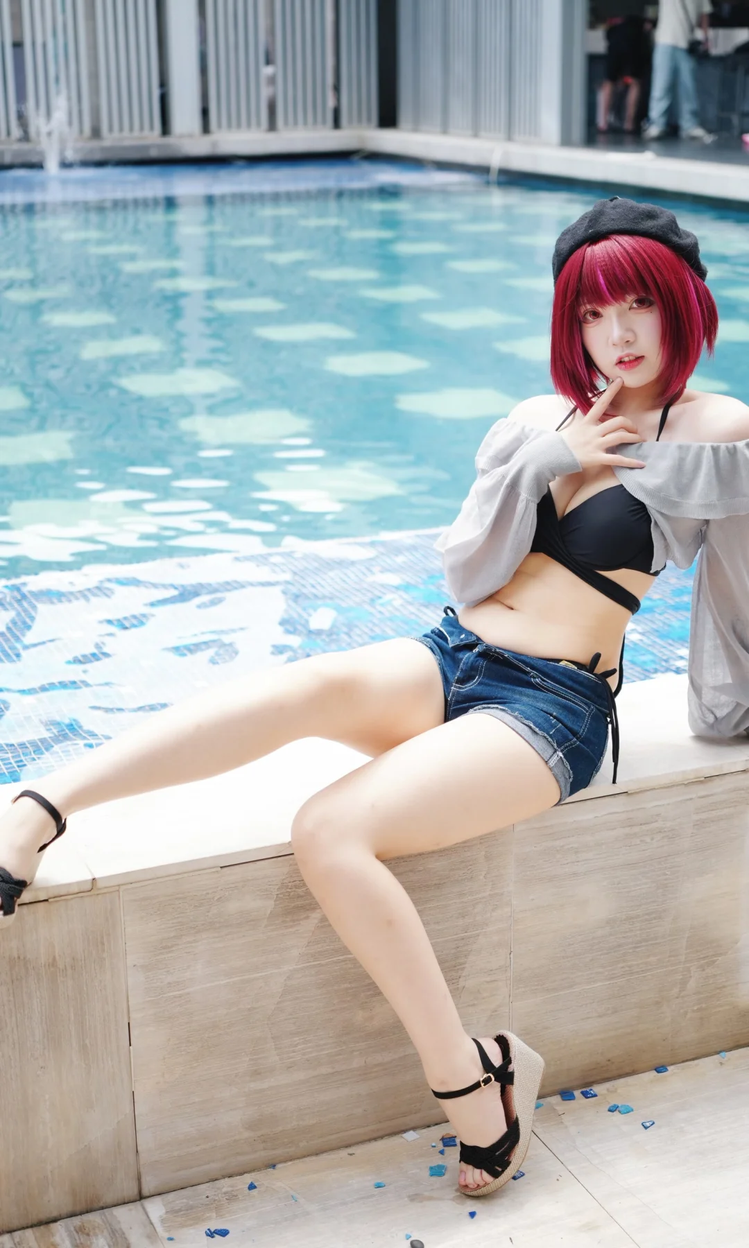 是泳装拍摄中的kana酱✨