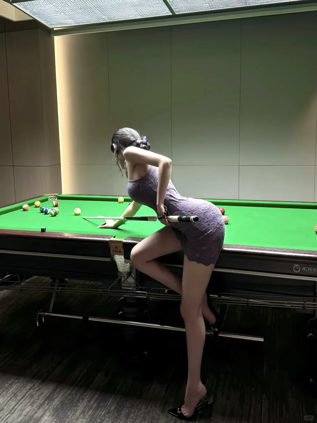 黑8台球美女壁纸