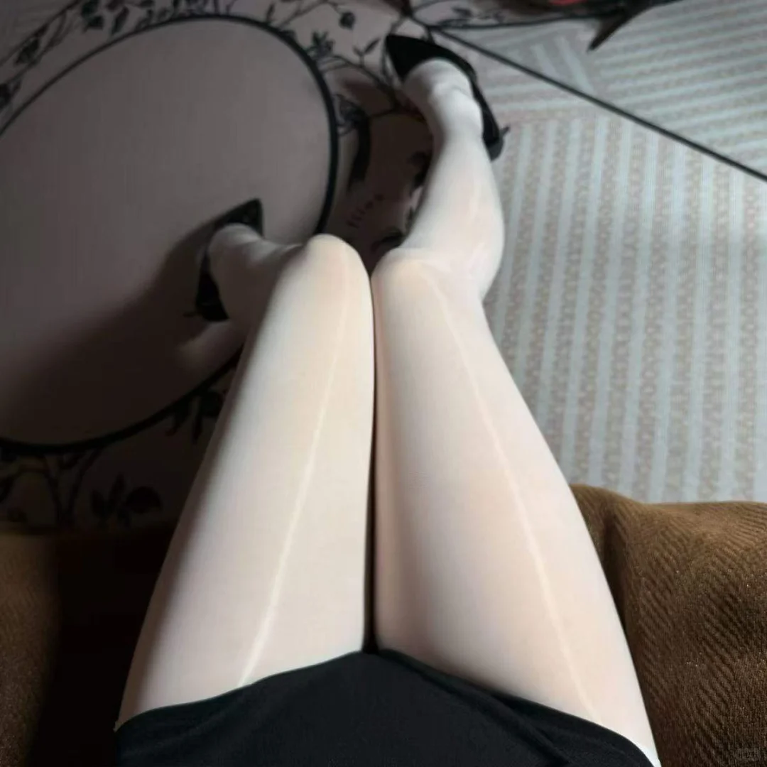 谁懂啊🤩 这白丝穿上直接腿精附体！