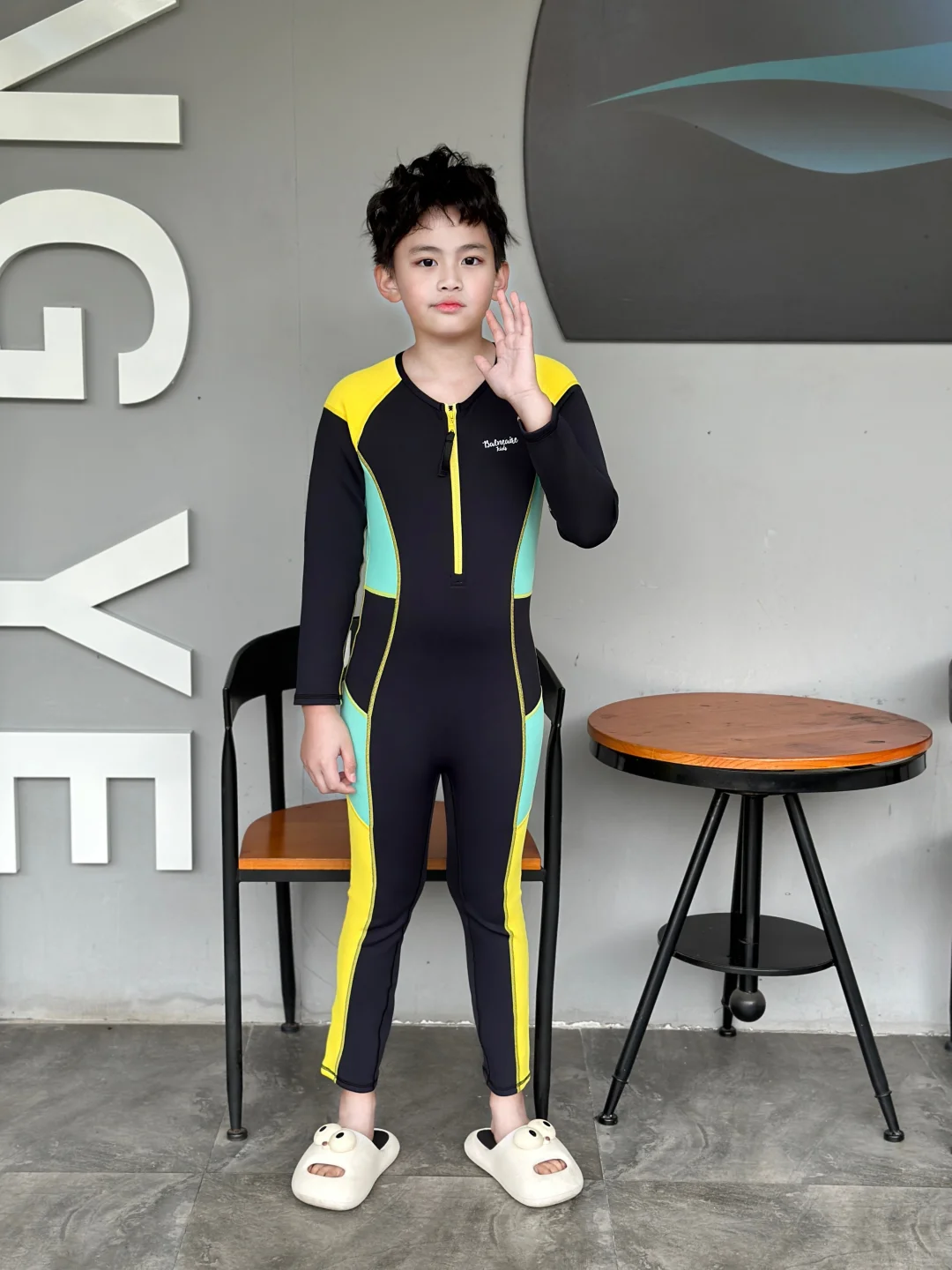 带防晒的儿童泳衣，海边玩一下午都没晒红