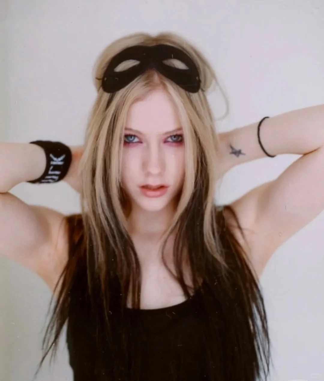 好喜欢这个叼着花的女人