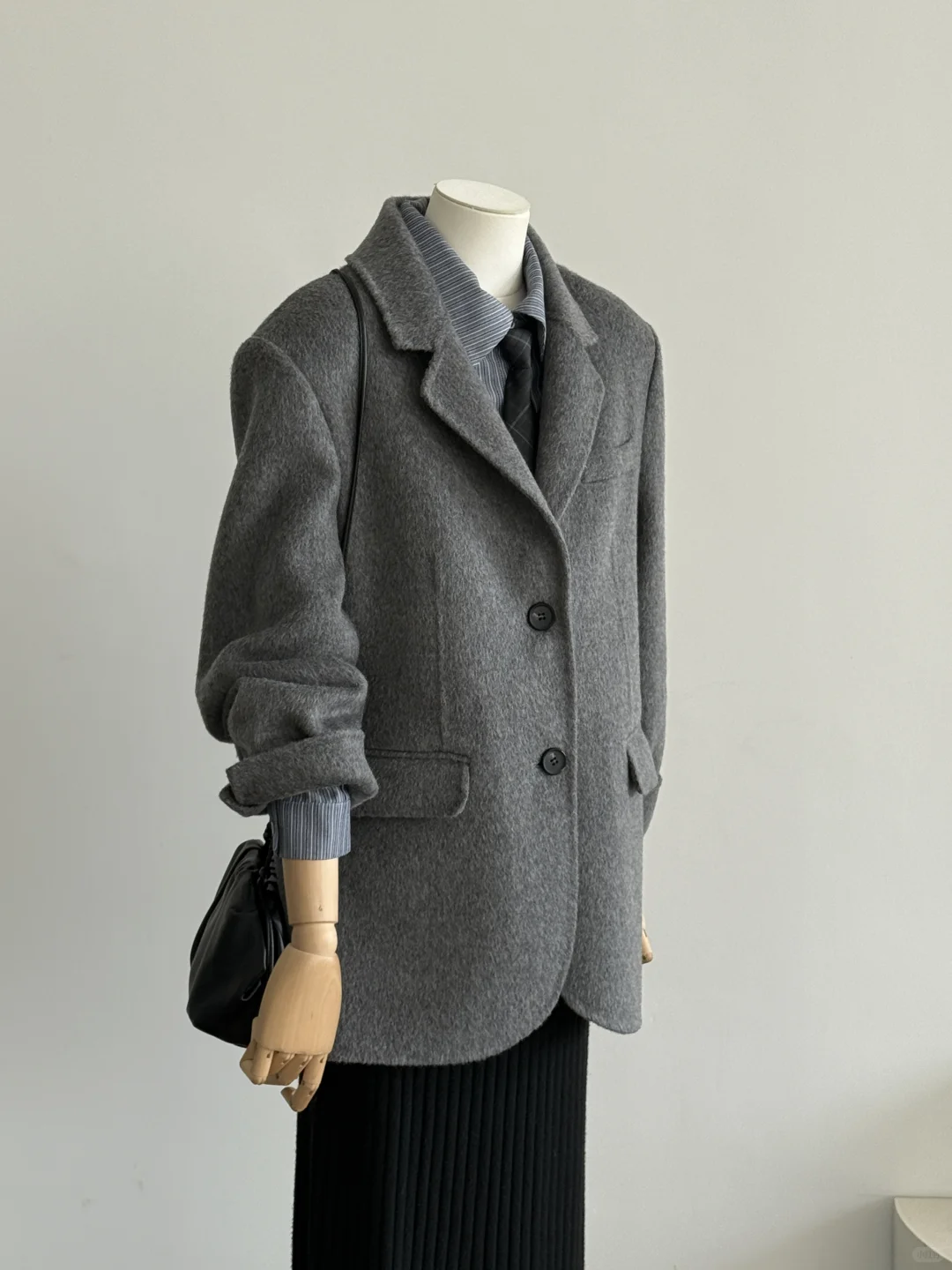 西服+黑裙|职场的松驰感酷帅时尚