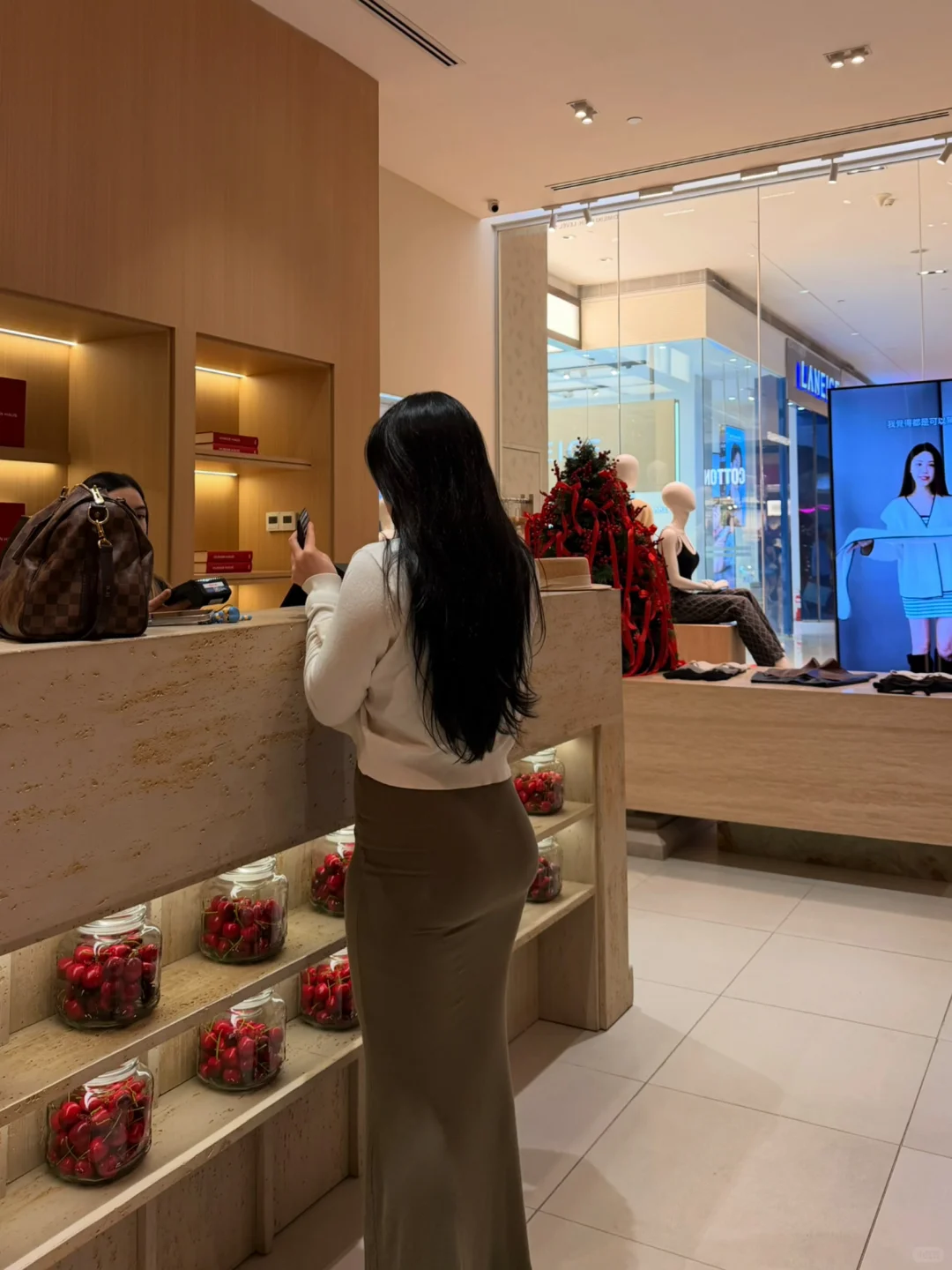 真正拿捏撸铁女孩的不是花，是一条SKIMS長裙