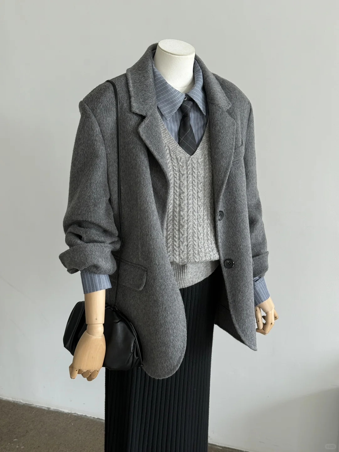 西服+黑裙|职场的松驰感酷帅时尚