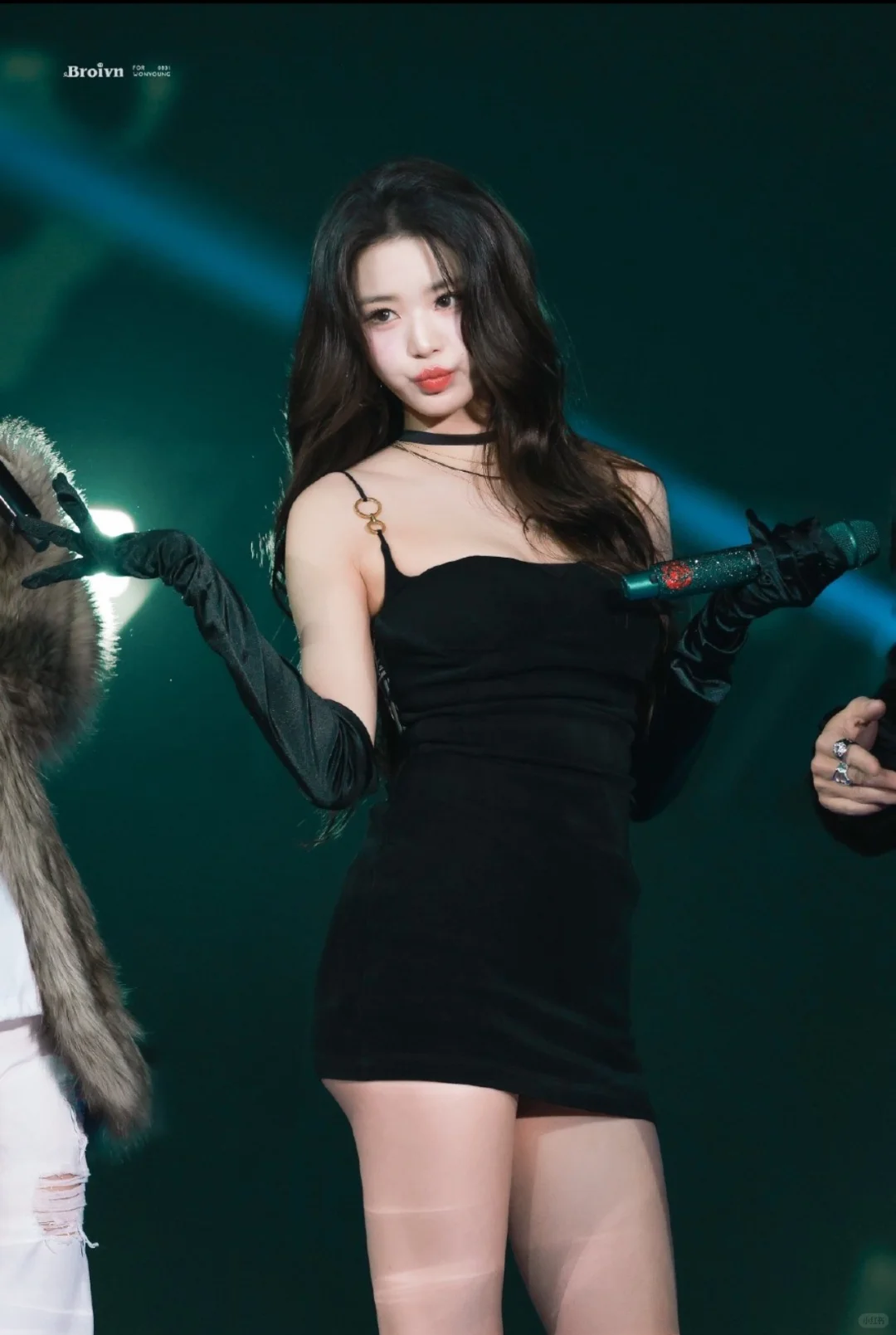 金属环肩带太戳我✨这礼裙成女明星年末标配