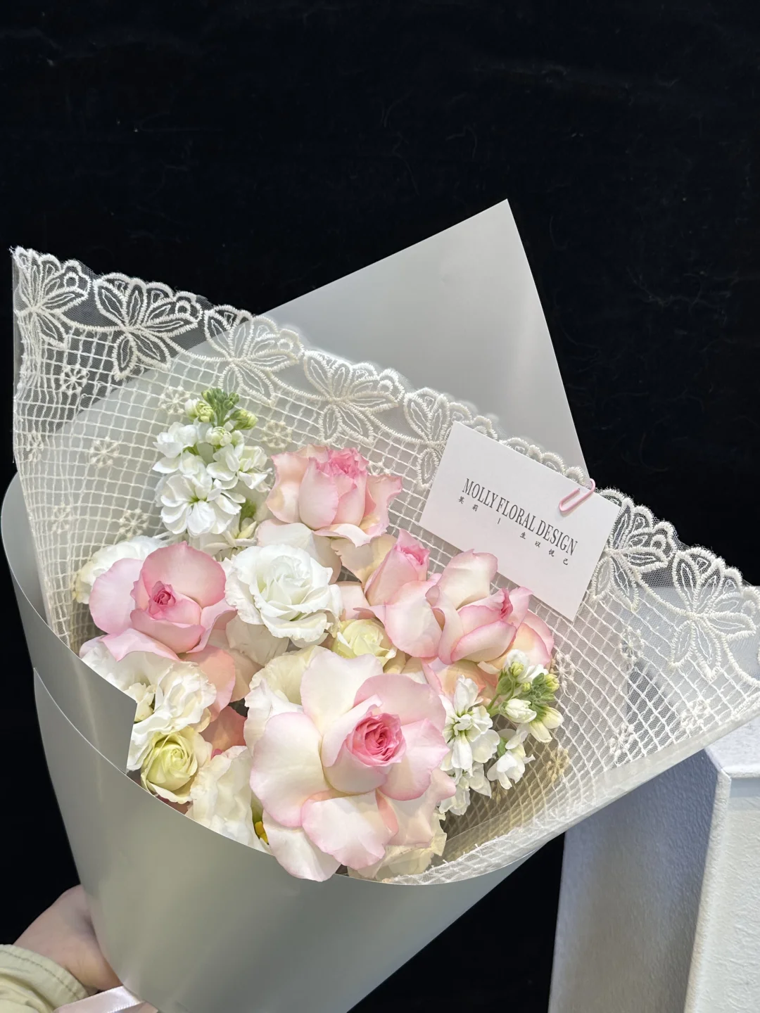 像不像戴着蕾丝头巾的小女孩？